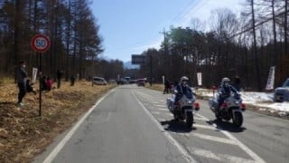 長野県警白バイ先導にて出発。後方はパトカー